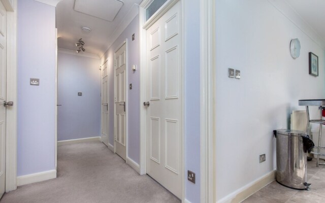 Metropolitan Close - Deluxe Guest Room
