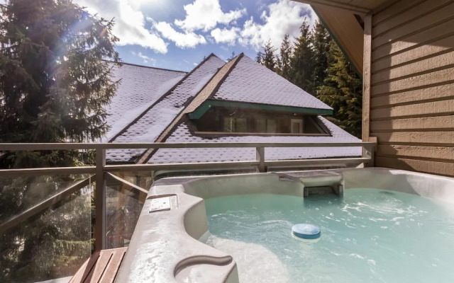 Fabulous Location Private Hot Tub, NO Car Needed, Sleeps 8