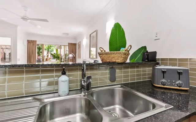 Lux Apartment Cairns - 9 Pools BBQ Gym