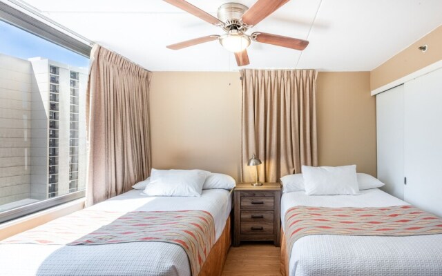 Spacious 14th Floor Corner Suite, Partial Diamond Head and Ocean Views, FREE Parking! by Koko Resort Vacation Rentals
