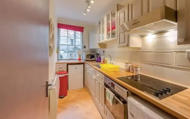 JOIVY Stylish Castle View Apartment