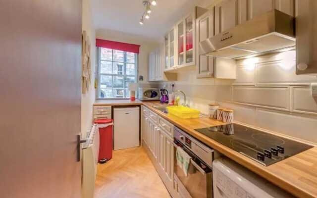 JOIVY Stylish Castle View Apartment