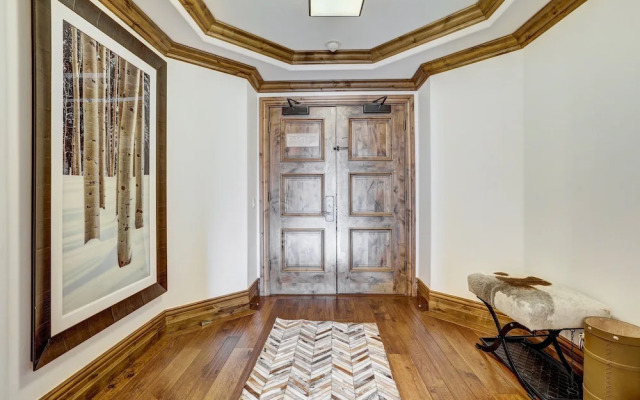 Arrabelle Luxury 4 BR Condo- Close To The Mountain by RedAwning - Save 20% on 7+ Nights!