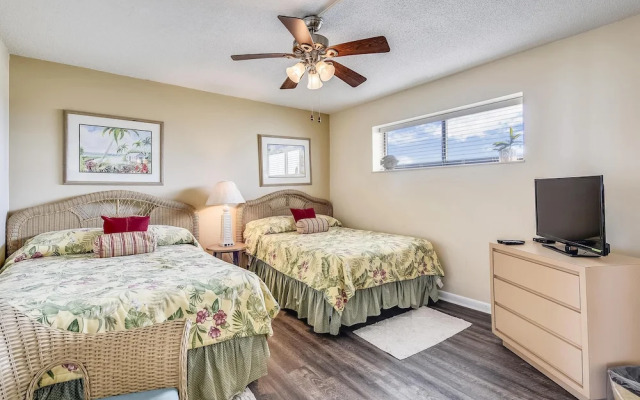 Summerhouse by Book That Condo