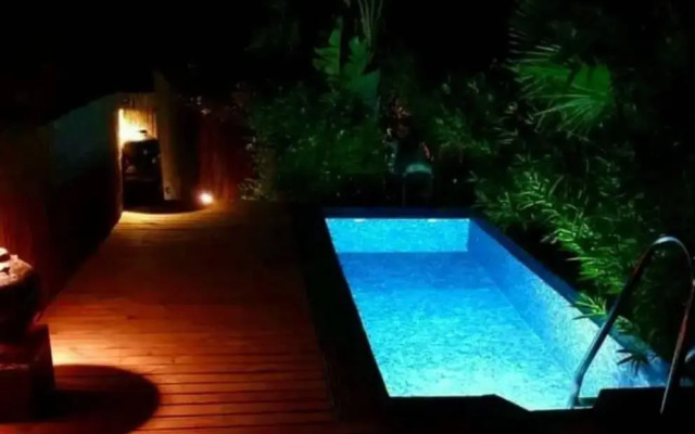 Stylish, Beautiful and Exotic Oleandro Glass Suite