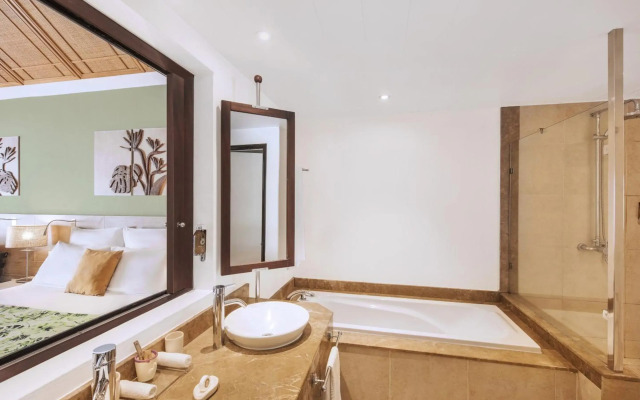Victoria Beachcomber Resort & Spa