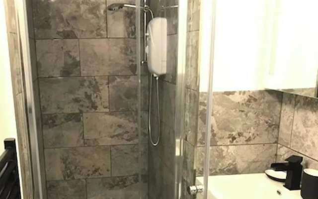 Cozy Quiet City Escape - Northampton Apartment