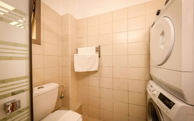 Pet-friendly 2BR Apt & Kitchen