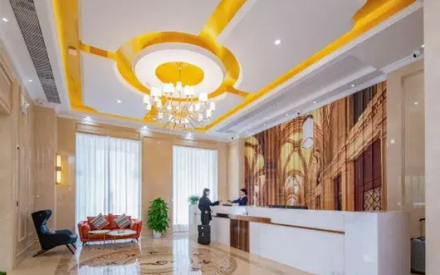 Vienna Hotel (Wuhan Sports Center Fenghuang Road Subway Station)