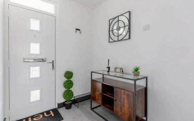 Newly Renovated 3BD Home, Islington!