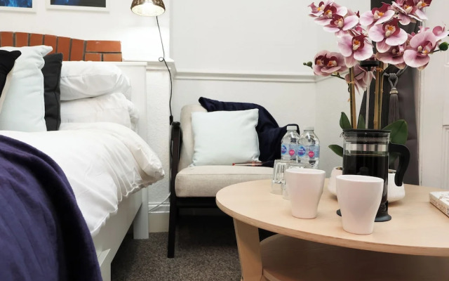 Cardiff Guesthouse & On-Street Parking