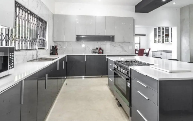 Private Modern 10 bdrm Home tucked away in Sandton