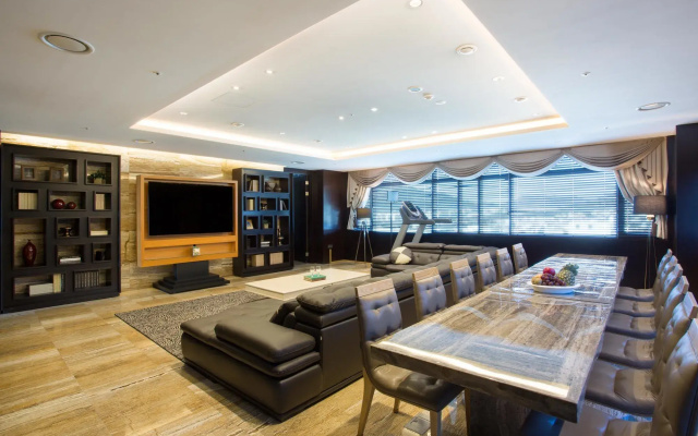 Isquare Hotel