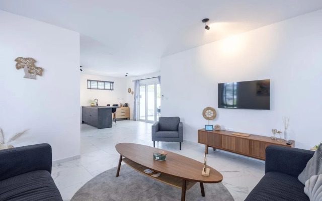 Modern Garden Villa Near Jan Thiel Mambo