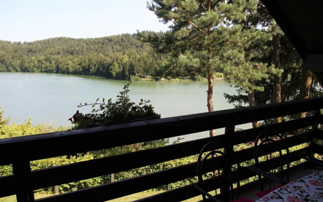Lake House Apartment