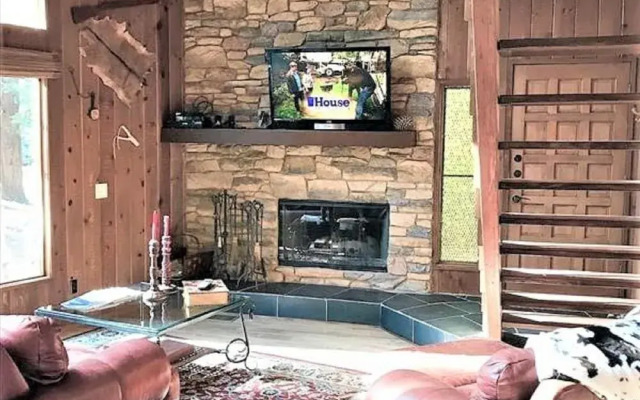 Woodsy 'a' Frame 3 Bedroom Cabin by RedAwning