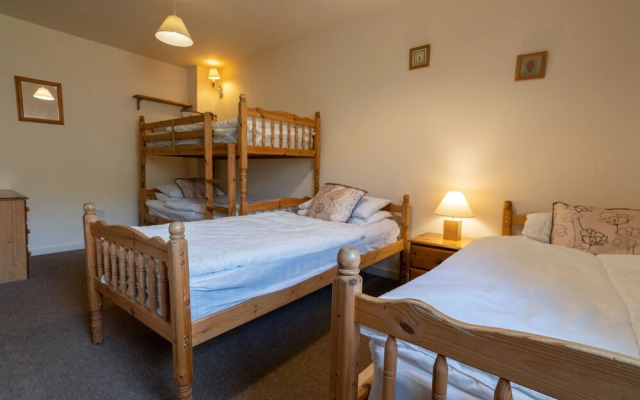 The Holmes Barn - Sleeps 16 - Peak District