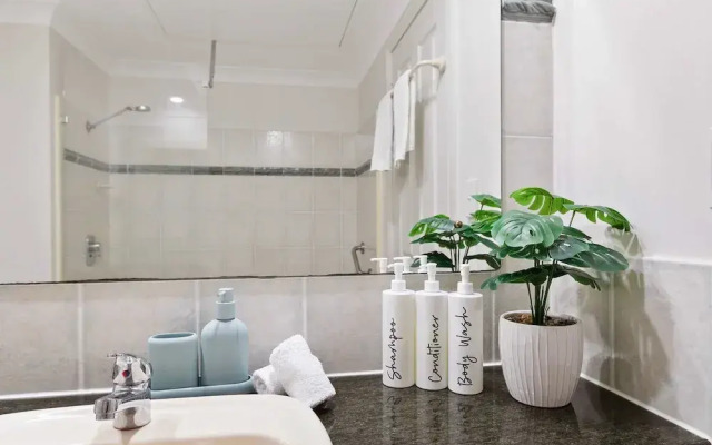 Cozy Waterfront - Free Parking Pool