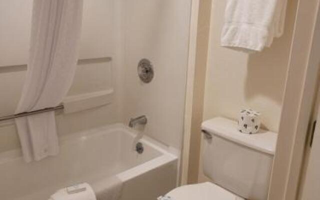 Econo Lodge Inn & Suites