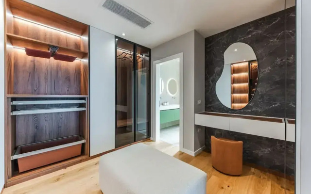 Villa Serenity Luxury Lakeside Manor