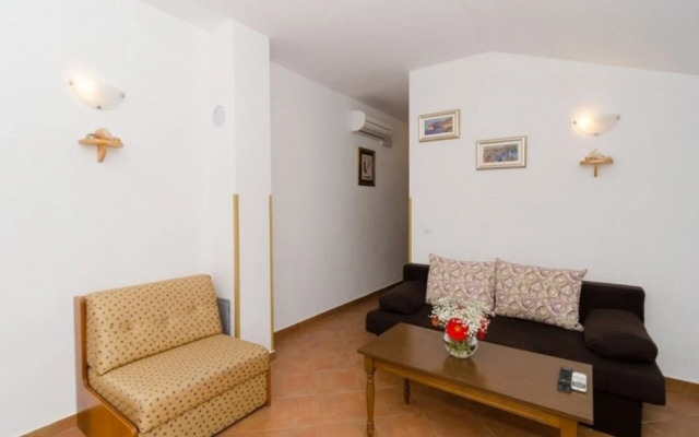 Pavo - Comfortable With Parking Space - A6