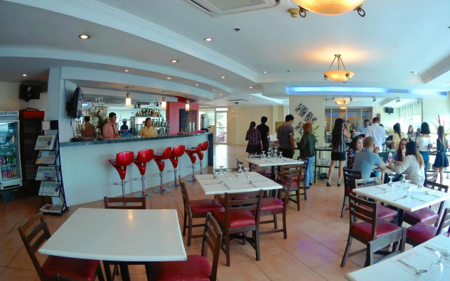 The Golden Peak Hotel & Suites powered by Cocotel