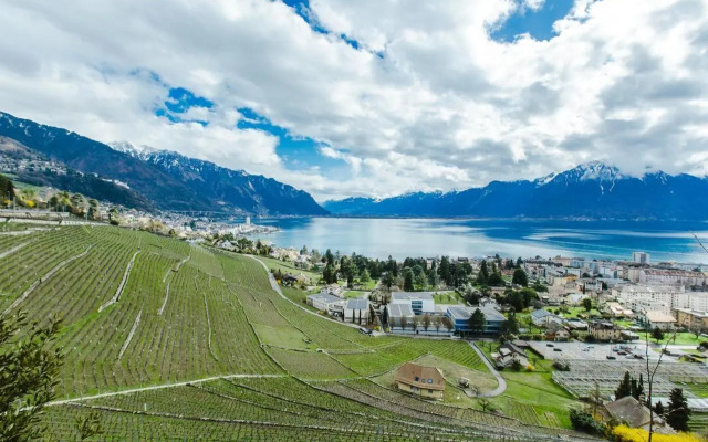 Montreux Castle | Charming Lake View Studio