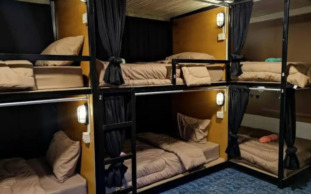 Waterside House And Hostel