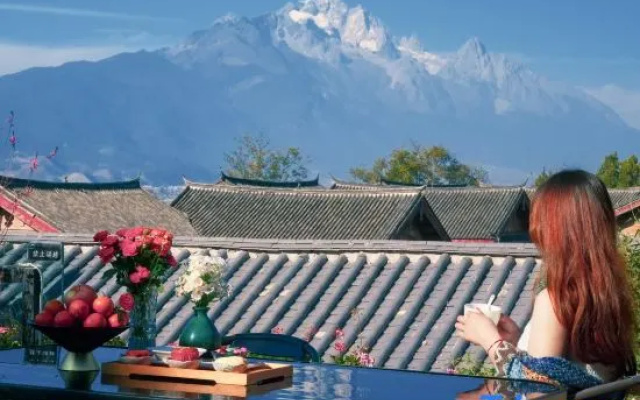 Halfway up the mountain, it's mine; the mountain retreats into seclusion – Outside – Lijiang