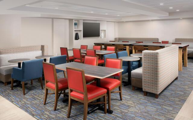 Holiday Inn Express & Suites Baltimore - BWI Airport North by IHG