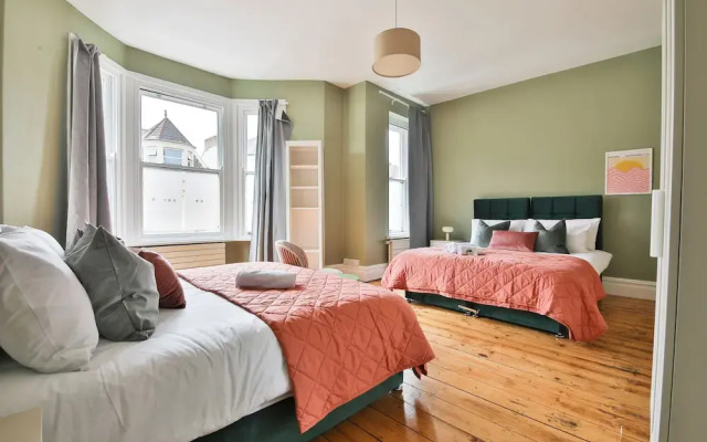 4 Bed House with Pool Table & Parking