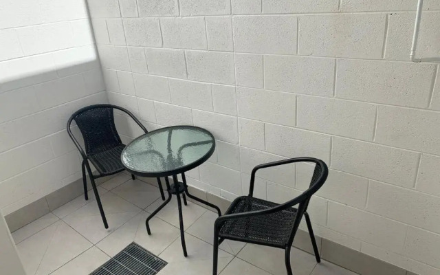 Bendigo King bed Courtyard and Kitchen Motel