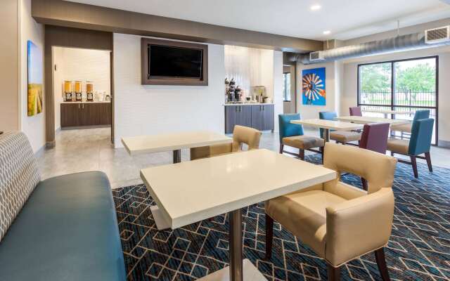 La Quinta Inn & Suites by Wyndham Wichita Airport