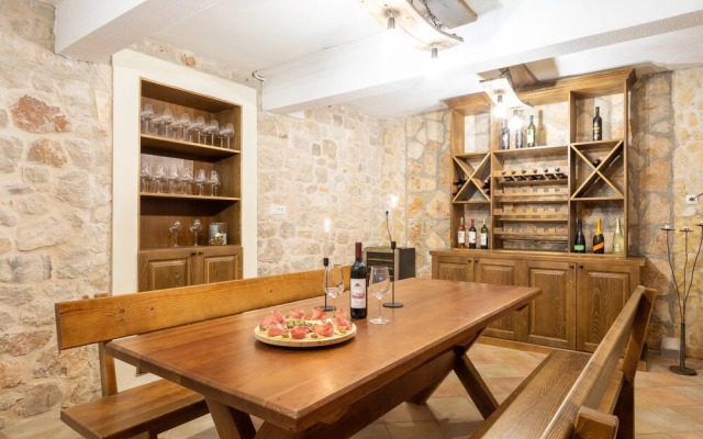 Stone Houses Dingač