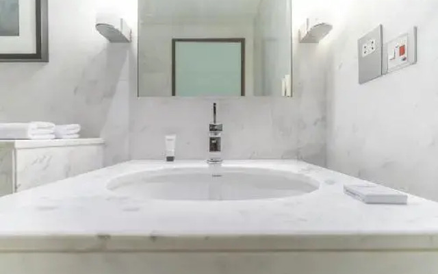 Emaar Fashion Avenue – Formerly Address Dubai Mall Four Apple