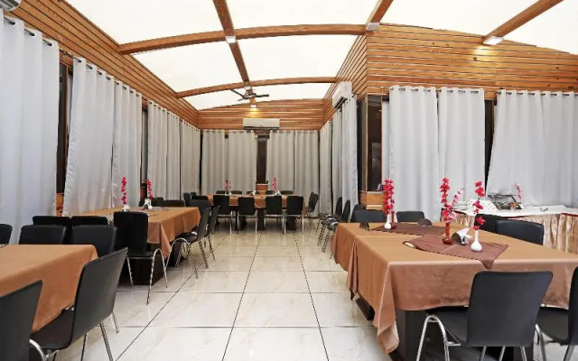 OYO 4258 Hari's Court Inns & Hotels