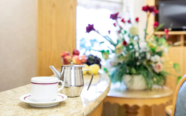 Nayland Hotel