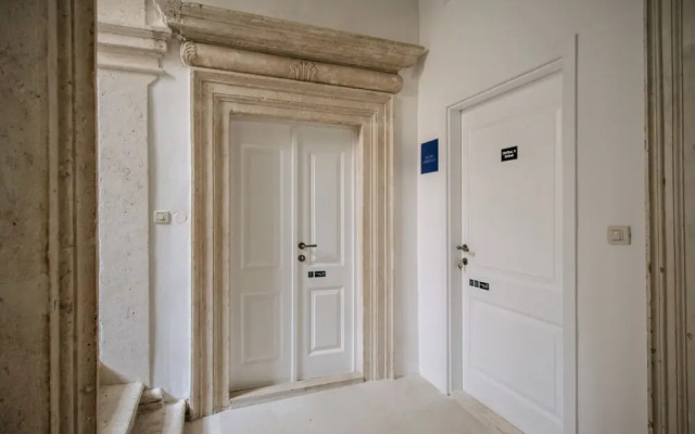 Central W Apartment and Rooms by DuHomes