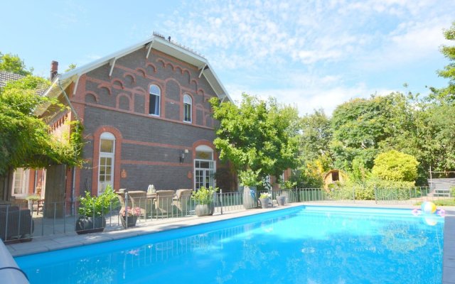 Opulent Villa With Sauna, Jacuzzi & Pool