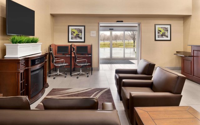 Hawthorn Suites by Wyndham Oak Creek/Milwaukee Airport