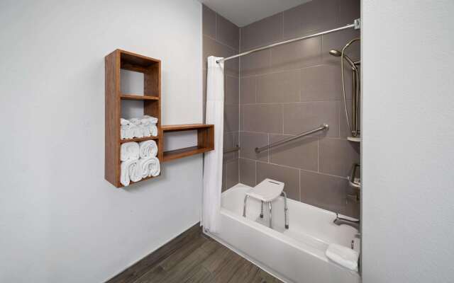 Days Inn & Suites by Wyndham Lubbock Medical Center
