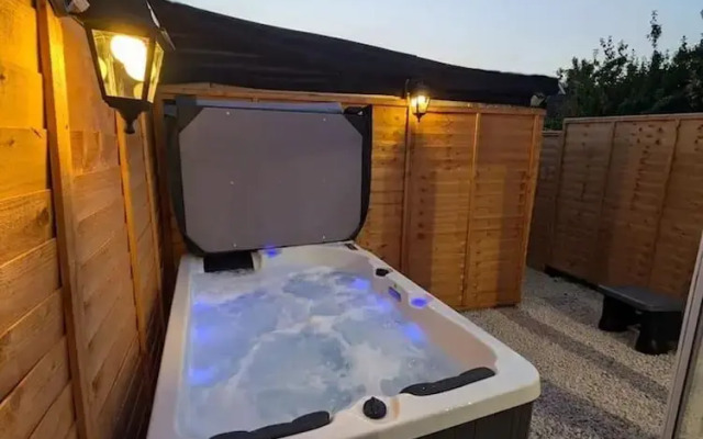1-bed Retreat - Hot Tub, Private Garden & Bbq