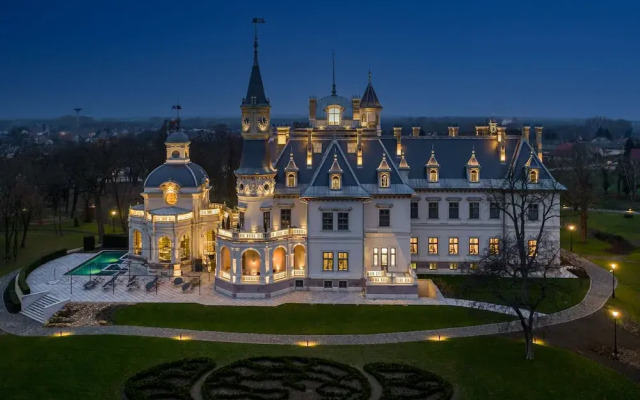 Botaniq Castle Of Tura