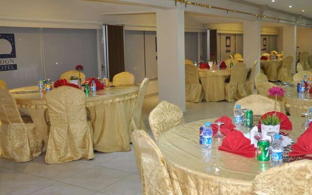 Oyo 411 Moon Hotel