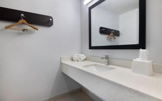 Econo Lodge Inn & Suites