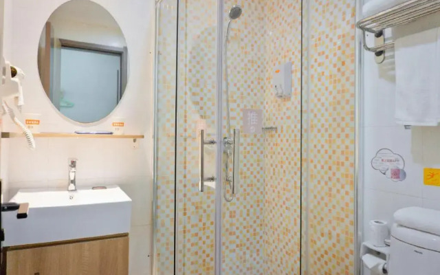 Home Inn (Xiamen Railway Station East Hubin Road)