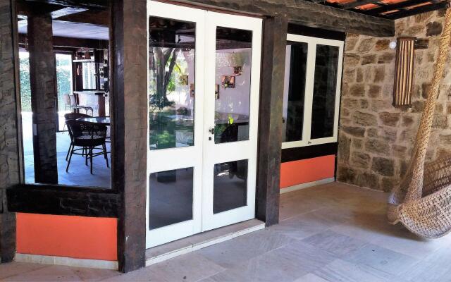 Ótima casa em condomínio fechado a poucos passos da praia