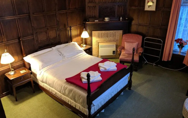 Huntingball Lodge