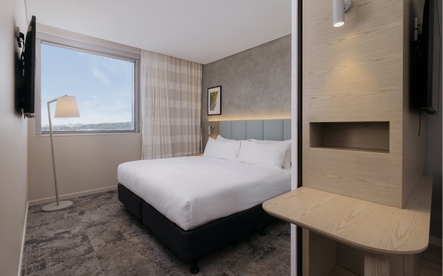 Holiday Inn & Suites Sunshine Coast by IHG – Guest Rooms – Maroochydore