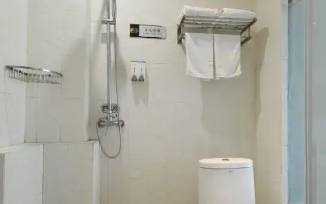 Yicheng Hotel (Henan University of Technology)